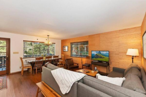 Squirrel Shire-SPACIOUS! HOT TUB! CLOSE TO SKIING!